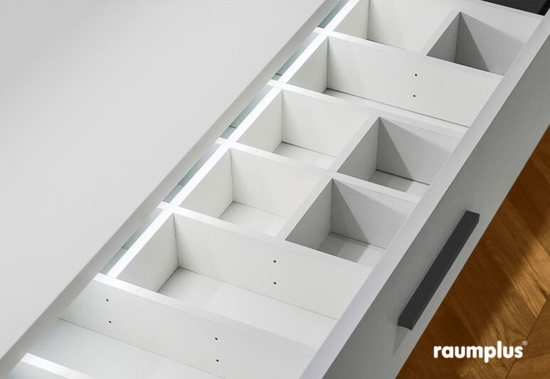 Unikali stalčių padalinimų konstrukcija leidžia keisti skyrių dydžius